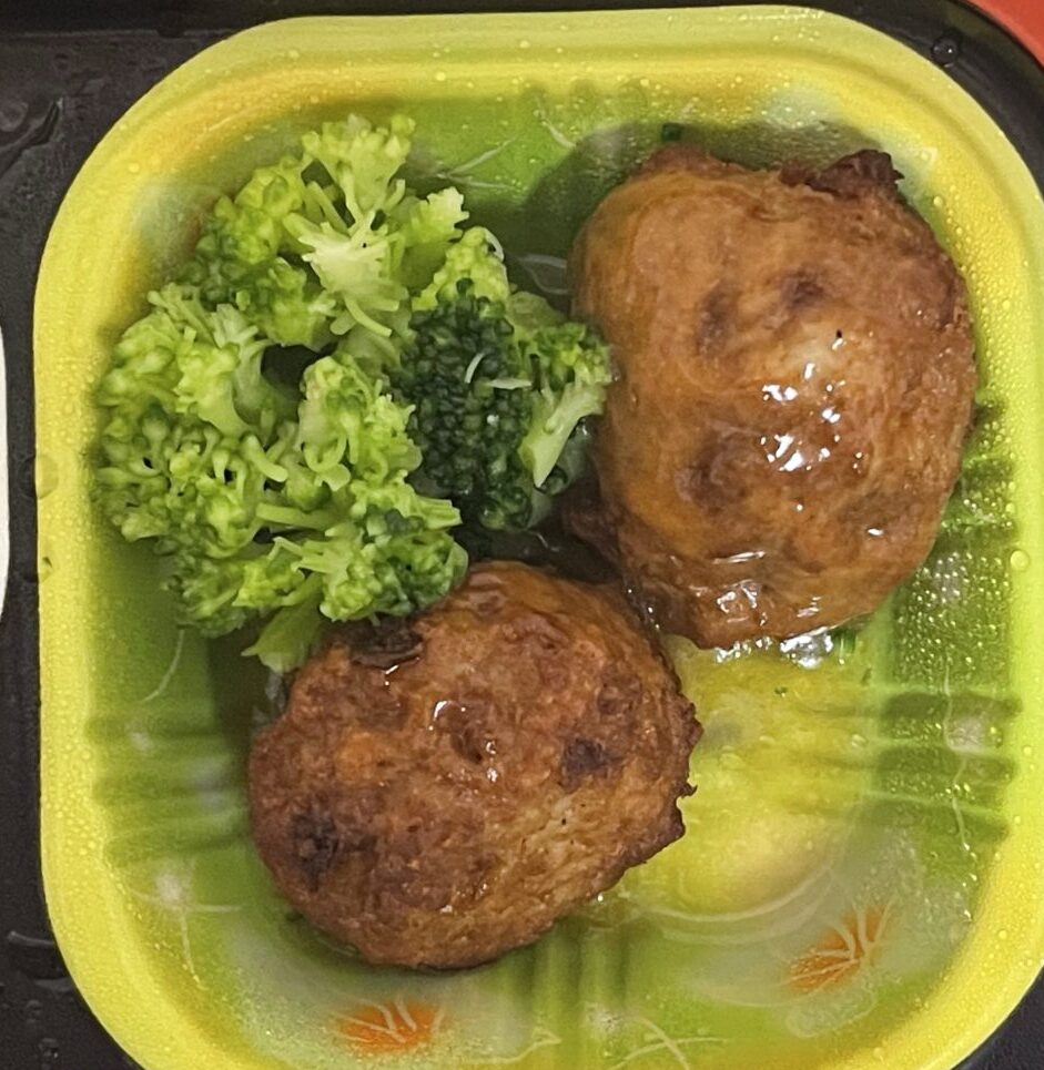 食宅便の弁当の肉団子